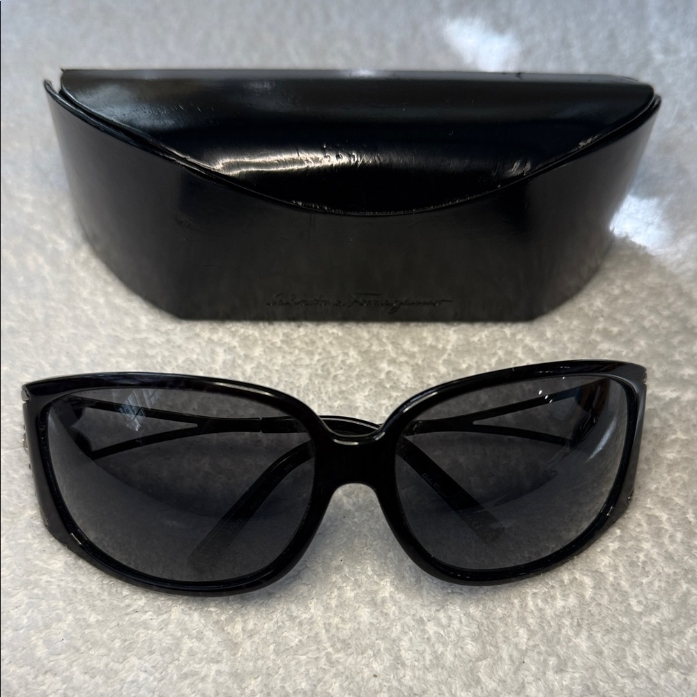 Salvatore Ferragamo 2145B Sunglasses Oval Black With Case Made In Italy 115mm